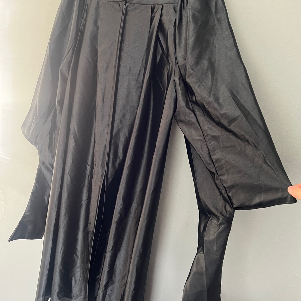 SOLD Masters graduation gown - Picture 4 of 4